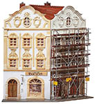 055-130452 - H0 - Winkel-Stadthaus mit Malergerüst
